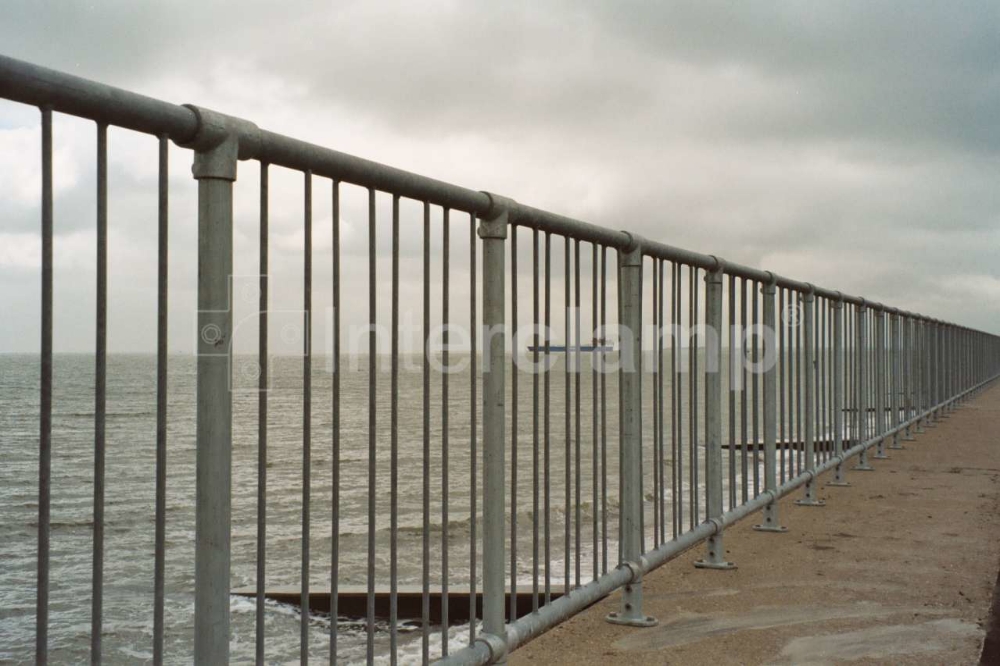 Interclamp galvanized pedestrian balustrade installed allong seafront